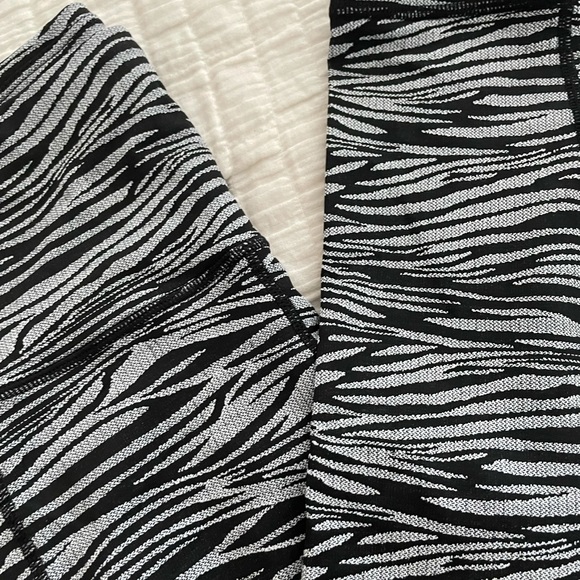 🦓gym people zebra print leggings🦓 - Picture 3 of 6